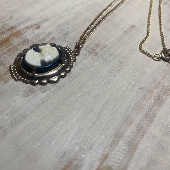 Vintage Elegant Mourning Cameo Pendant Necklace - Picture 4 of 6